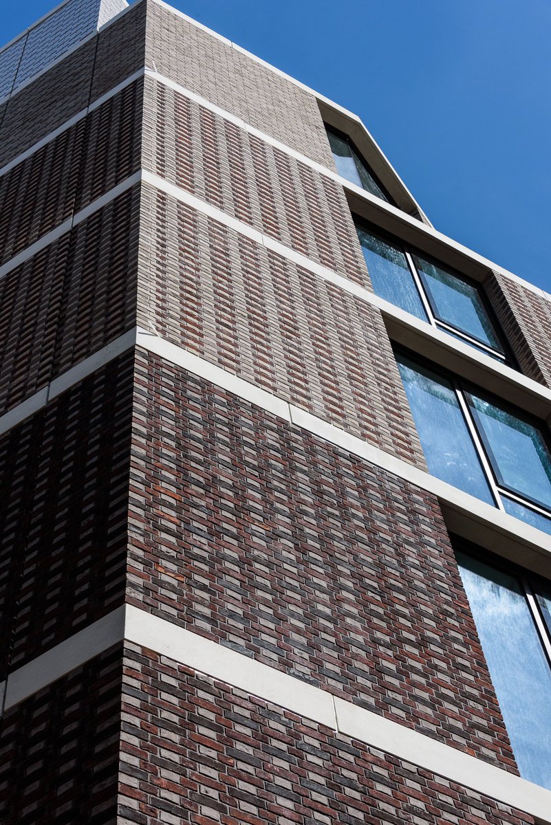 EHSmithArch's tweet photo. Not quite completed yet but already looking so good, working with AHMM we have sourced and supplied 6 different bricks types for this project on Farringdon road, cant wait to see it completed, full case study to follow, for information please contact us on 0845 2507181 https://t.co/8eIDiLitHJ