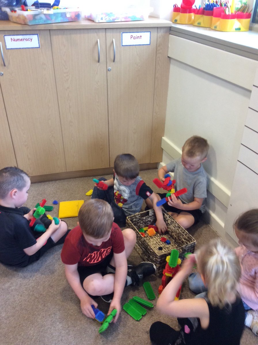 EYJesmondG's tweet photo. Playing matching pairs games and designing models! #busybees #havingfun https://t.co/W2bk1qVaie