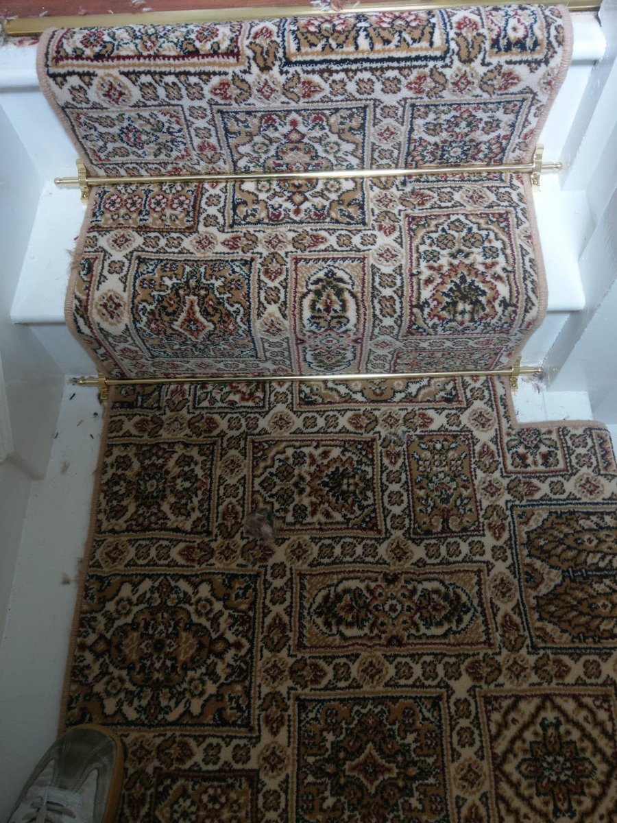 CarpetsCrosby's tweet photo. Recent stair case fitted in @iLoveEveryStep Stately Home, whipped around the edges and fitted with solid brass, sphere ended, stair rods @StairrodsUK 😎 https://t.co/4ZYL1IEjEa