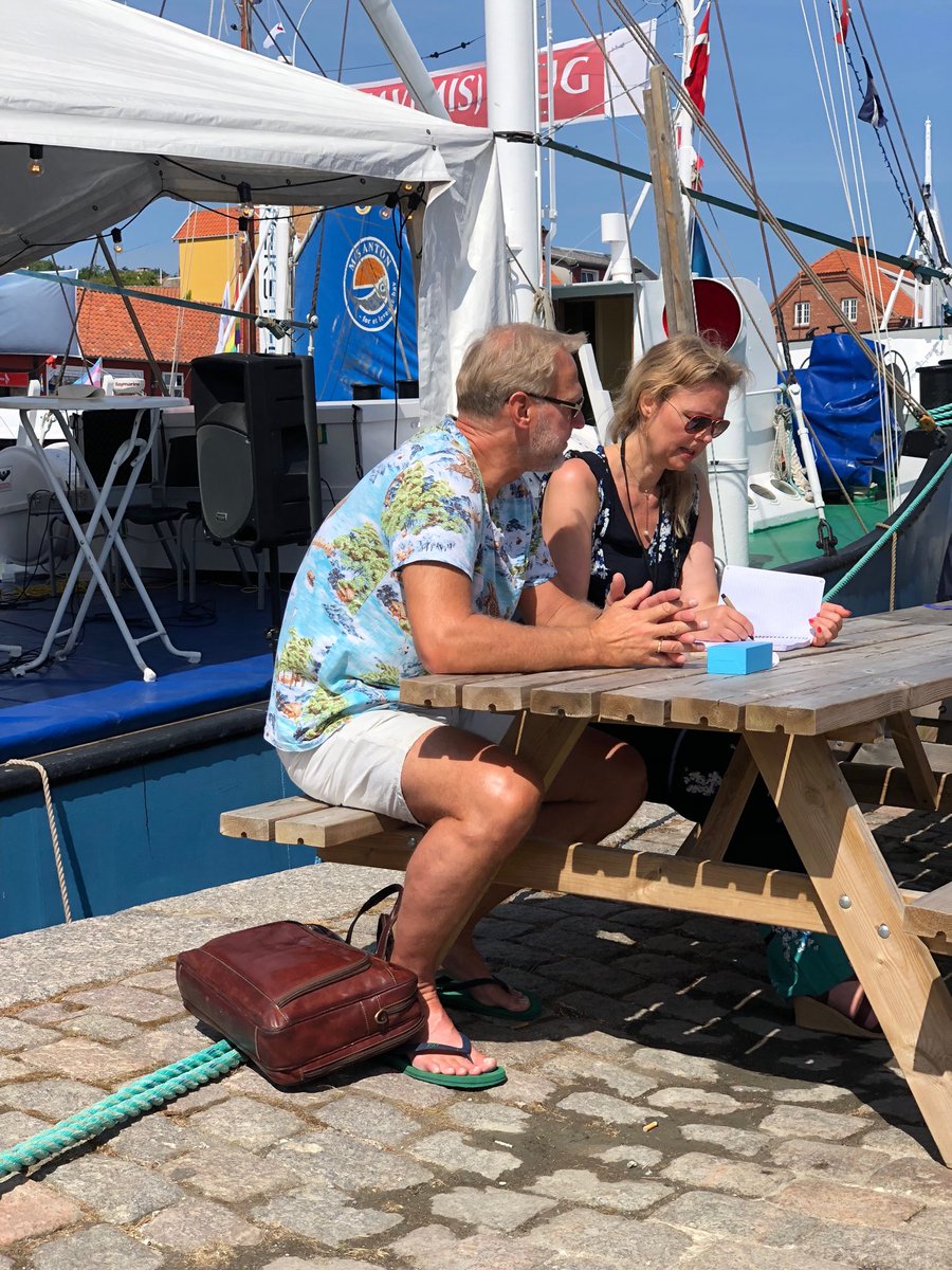 thross's tweet photo. Anders Dam tager titlen som Folkemødets ubetinget mest afslappede CEO. #Anderledes&amp;Uhøjtidelig #jyskebank #fmdk18 ⁦@DamAnders⁩ https://t.co/LMx4IBZ09Z