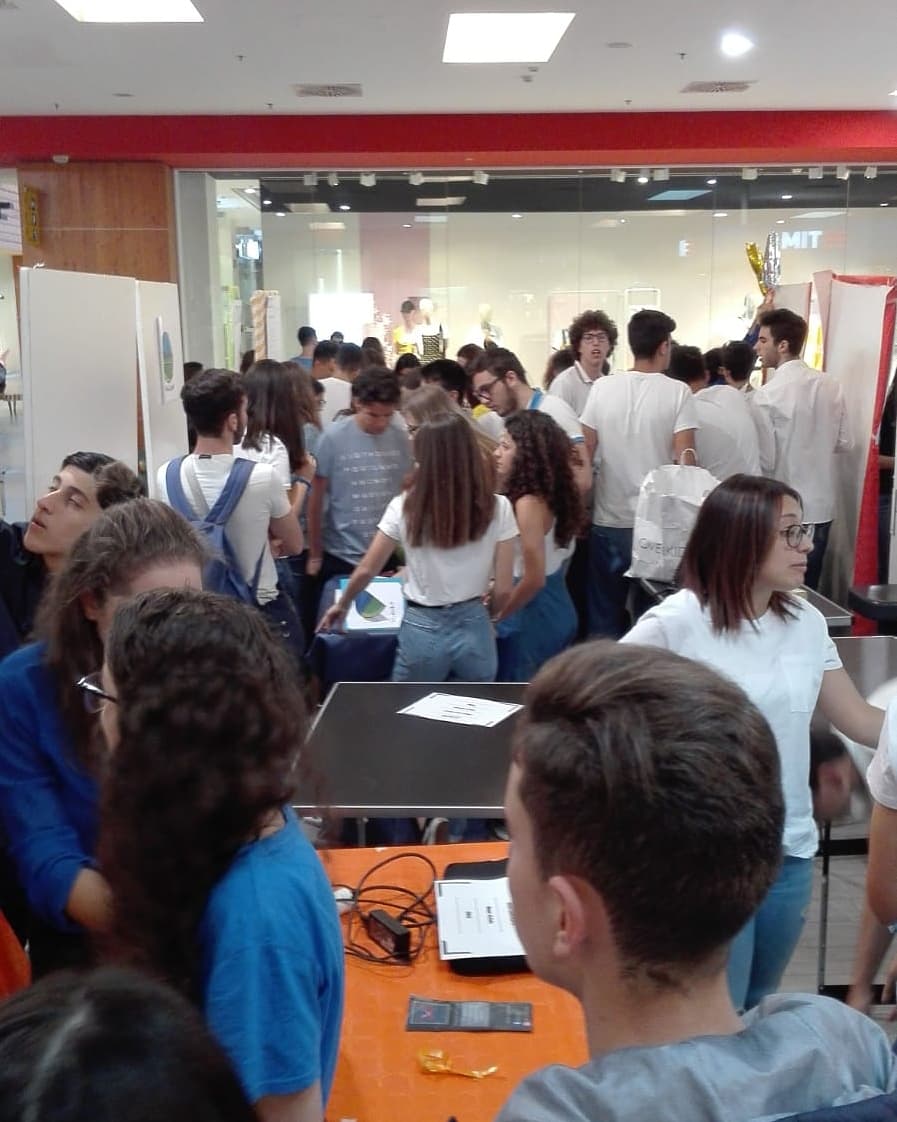 StudentsLabIta's tweet photo. Al Centro Commerciale "Conca D'Oro" si allestiscono gli stand per la seconda giornata di competizione! Siete pronti?
#staytuned
#studentslab #competizione #palermo #15giugno https://t.co/8imrrtpL1V