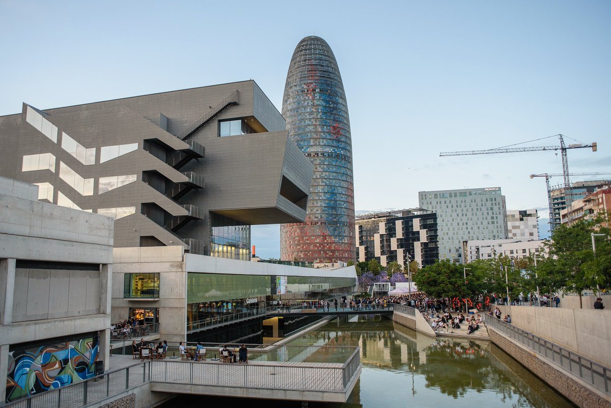 BcnDesignWeek's tweet image. La 13ª edició de la #BarcelonaDesignWeek arriba a la seva fi. Gràcies a tots els asistents, organitzadors, col·laboradors i patrocinadors que s&apos;han sumat per fer d&apos;aquests 10 dies, un esdeveniment ineludible. 🙌🏻🤗 #BDW18 #Revalorar