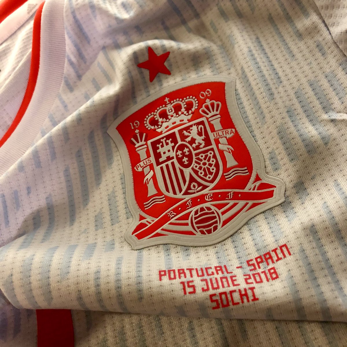 Hoy late fuerte el corazón❤

Late fuerte el escudo💪🏻

Se nota la pasión🤩

Hoy juega España🇪🇸

Hoy jugamos todos🙌🏻

#HagamosQueOcurra

#Rusia2018