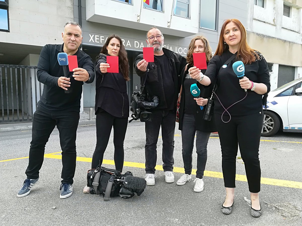 Hoxe venres de novo de negro co apoio dos compañeiros da RTVG e mostrando cartón vermelló aos que manipulan e censura. Un día habrá a falar do que están a sufrir na canle autónómica galega. Por uns medios públicos independientes e plurais. #ViernesNegroRTVE #DefiendeRTVE
