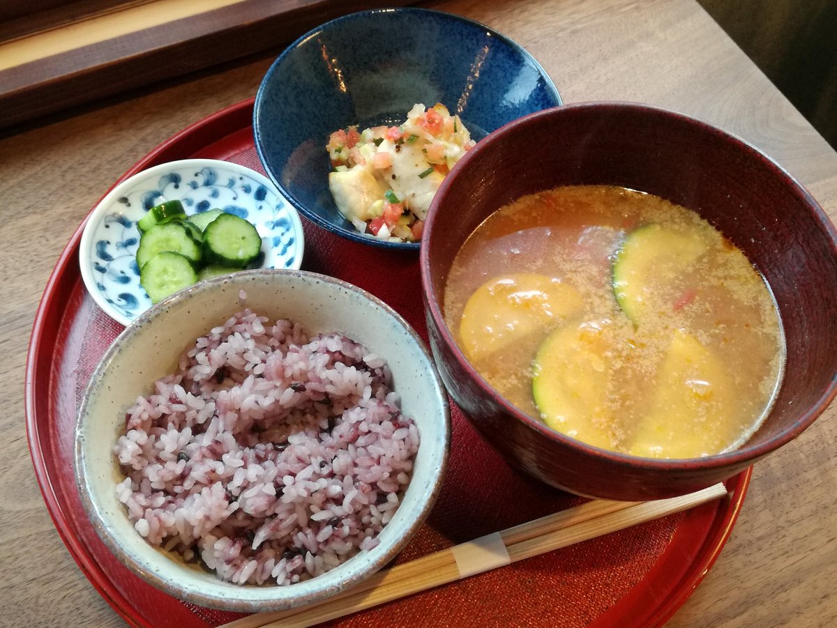 胡桃堂 喫茶店 Twitter પર 本日より定食が新しくなりました くるみのカレー椀とカジキの夏野菜ソテーが 夏らしさたっぷりです カレー椀はスパイスから炒めて くるみのペーストと味噌を最後に加えてます カジキの夏野菜ソースは甘酢っぱくてぺろりと食べ