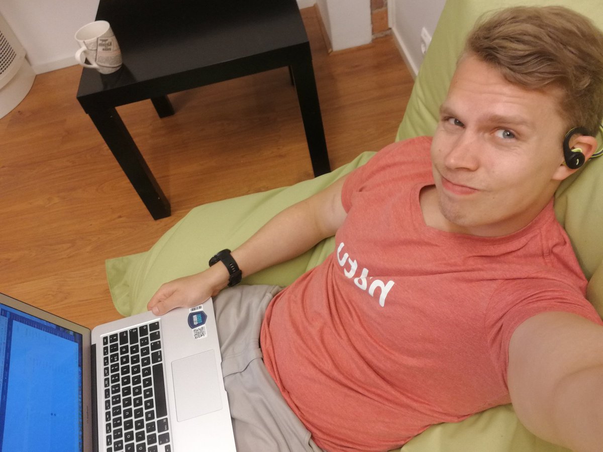 aaltoyleva's tweet photo. Asiakkailla soittaminen on päivän kohokohta. Ainakin jos sen tekee rennosti säkkituolissa löhöten.
#coldcalling #soitto #buukkaaminen #myyntipuhelu https://t.co/SupF0p4uRs