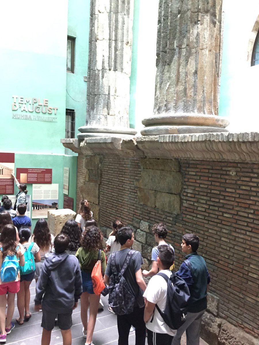 InstitutGoya's tweet photo. Sortida al MUHBA amb 1ESO. Visitem Barcino. Aquí al Temple d’August #Barcino #TempledAugust #MUHBA https://t.co/1ZkXV4sr4d