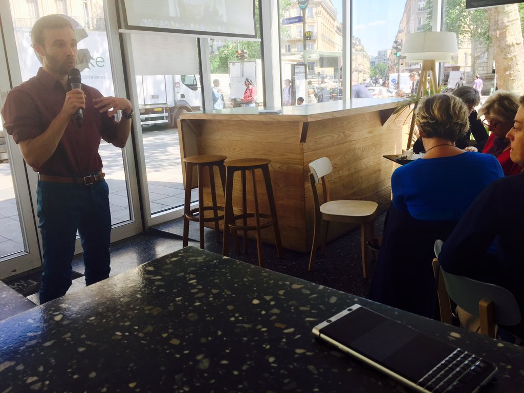 _Cafes_'s tweet photo. Renaud Thiard, intrapreneur au sein d'@iLabAirLiquide présente la façon dont son projet s'inscrit dans la transformation de son organisation : "trouver la technologie efficace, trouver son marché... en 6 mois nous avons pu lancer notre activité" #Intrap2018 https://t.co/vCW9k2bu11
