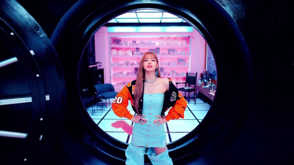 ♡ on Twitter: "Lisa is one of the fiercest most charismatic idols ...