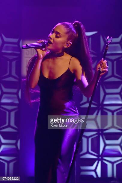 AGrandePT2's tweet photo. Fotos da performance de "Be Alright" em acústico no evento 'Songwriters Hall of Fame'!❤ #SHOF2018 https://t.co/7DgVOKjCot