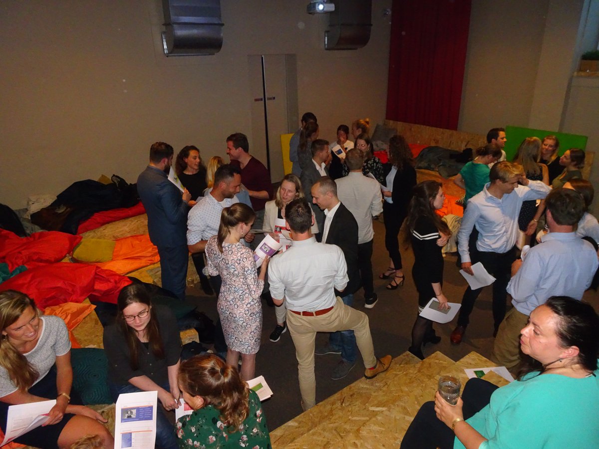 YoungCrewNL's tweet photo. Na een heerlijk diner verzorgd door @houseofwatt leerde @HajatiW ons gisteravond om tactisch te werken met de Spiral Dynamics mindsets van Graves. Bedankt voor de mooie inspirerende sessie! https://t.co/Ajz2N2VGoo