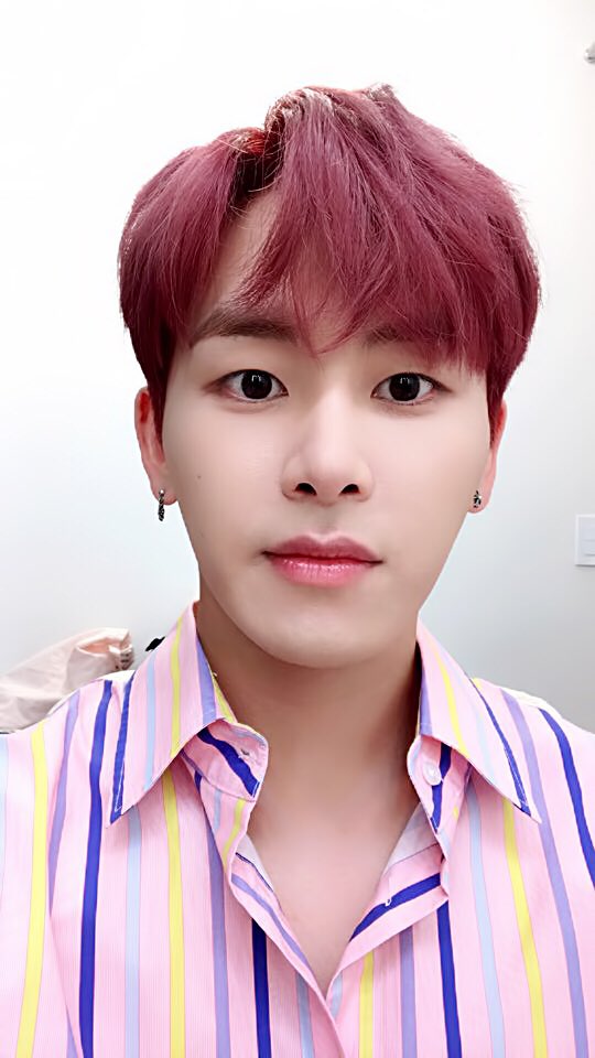 HoWon_official's tweet photo. 안녕 안녕 안녕하세요 👋🏻 영롱한 보라빛 머리 호원쓰가 홀리들 생각나서 보낸 셀카 😈🍇📸🦁🔮

#호원 #호야 #HOWON #HOYA https://t.co/6xedEA3AUp