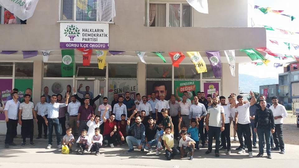 Bir yandan, lüks ve sefahat içinde yaşayanlar, servetine servet katanlar, diğer yanda açlık ve sefalet, kan ve şiddet içinde ölüm kalım mücadelesi verenlerin çoğaldığı bir ülkede Ramazan Bayramı’nı karşılıyoruz.#SenleDeğişir 
#EmLıvırın
#EmDıkarın
#BirOyHDPyeBirOyDemşrtaşa