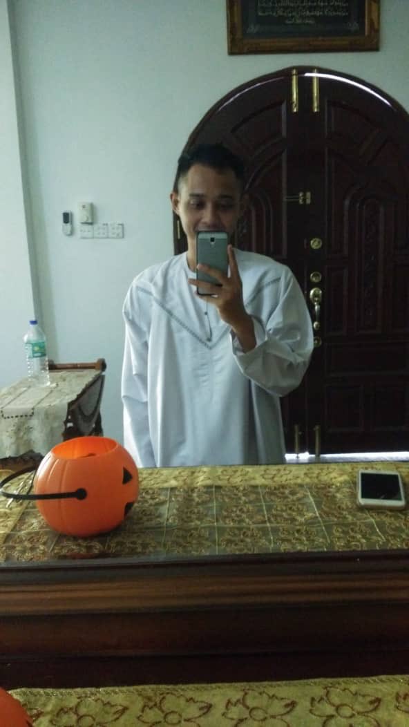 chaakotaraya's tweet photo. "Selamat Hari Raya semua!! Aku minta maaf zahir batin.Jemput la datang rumah aku raya 2 dn ke 3 makan2 😆" https://t.co/WqA7R6bhQ2