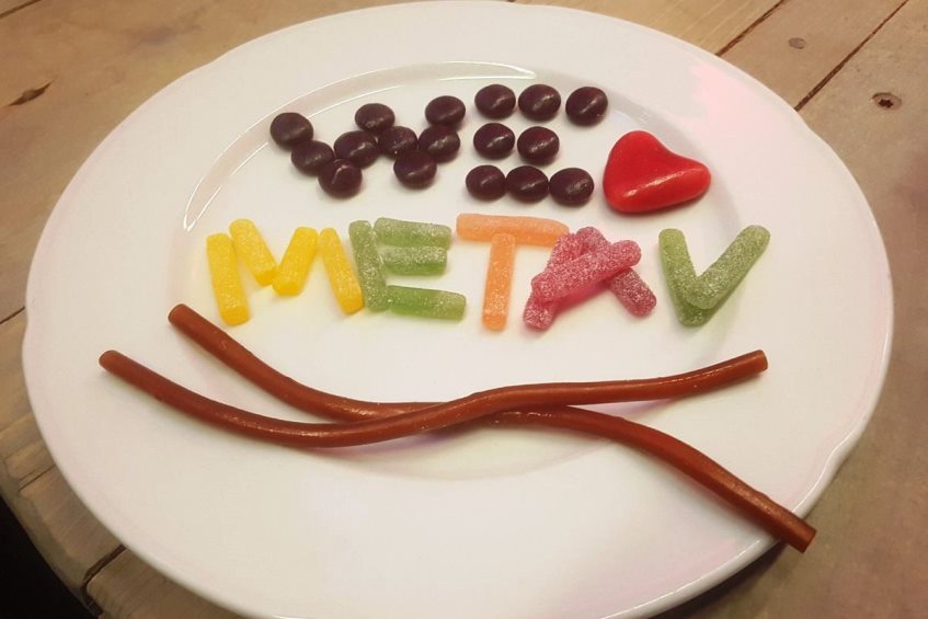 VDWonline's tweet photo. Marshmallows in einer Werkzeugmaschine? Social Media macht es möglich, wie Bernd Duchstein von @schiess_gmbh in unserem Blogbeitrag zur @METAVonline erläutert. Lesen Sie doch mal rein! https://t.co/hMNNHbqDnQ #MachiningMarshmallows #CandyLogoChallenge https://t.co/0M5yOVZb6u