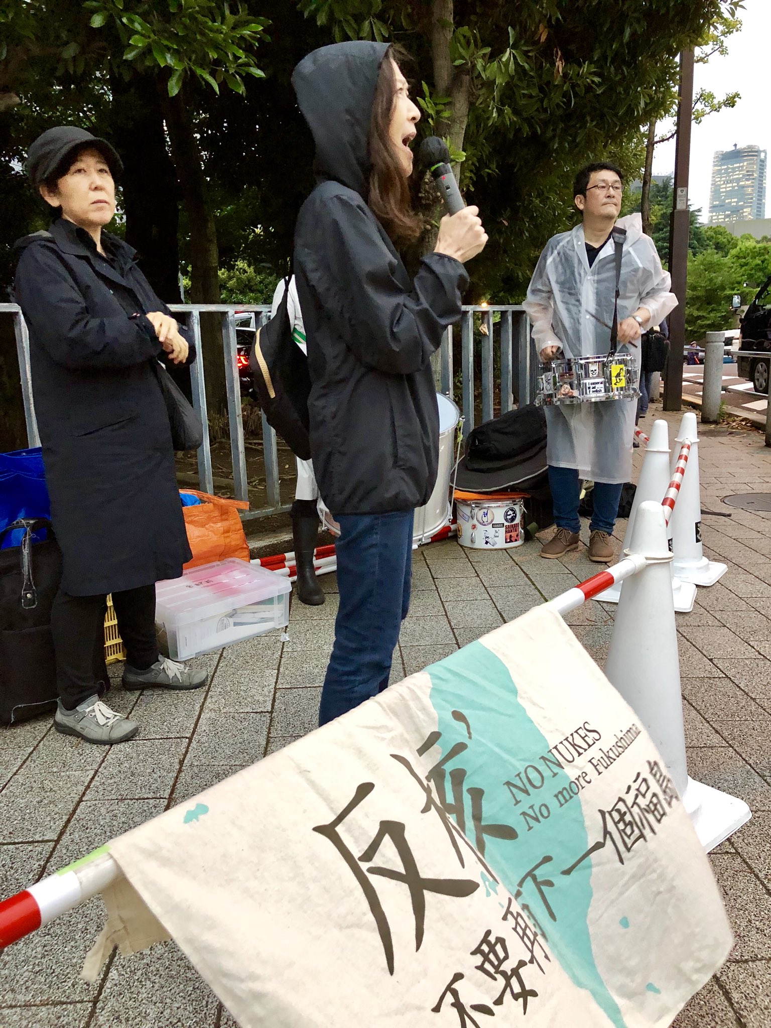 首都圏反原発連合 玄海原発再稼働反対 核燃サイクルもう諦めろ 原発やめろ やめられないなら首相をやめろ 官邸前 今は雨が止んでいます 梅雨寒の風が吹く中 茱萸坂に熱いコールが響いています 金曜官邸前抗議 T Co Njpsopk1n1 Twitter