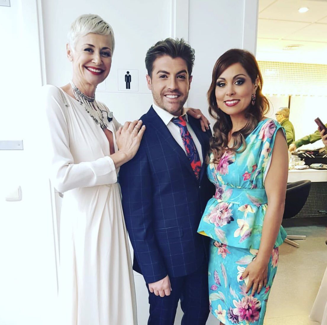 estherarroyo_'s tweet photo. Con mis queridos compañeros @MartaQuintero @juanlucampayo vestido #cocoaspain gracias! Y el martes noche nos volvemos a ver en el #Especial @OriginalyCopla en @canalsur Desando que llegue ya! #musica #arte #andalucia #copla #cantantes #compañeros #CanalSur https://t.co/qLLP5VPLQE