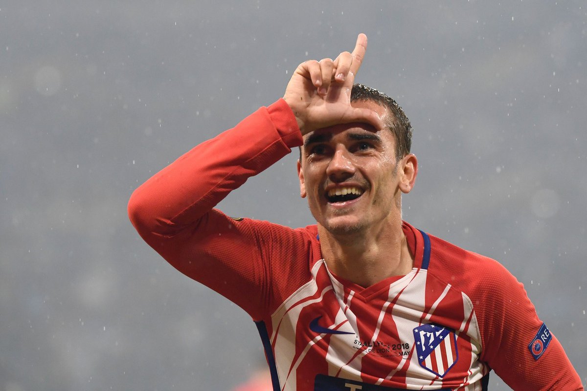 AtArteche's tweet photo. No es el sí al Atleti, sino el no al Barça. Se está haciendo un proyecto a tu medida y estoy muy segura de que lo vas a aprovechar. Ojalá nos des tú ese trofeo que tanto nos odia... Gracias por este regalazo, los anteriores y los que quedan. #GriezmannSeQueda https://t.co/Gount7OTKk