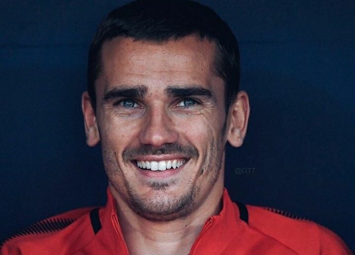 AtArteche's tweet photo. No es el sí al Atleti, sino el no al Barça. Se está haciendo un proyecto a tu medida y estoy muy segura de que lo vas a aprovechar. Ojalá nos des tú ese trofeo que tanto nos odia... Gracias por este regalazo, los anteriores y los que quedan. #GriezmannSeQueda https://t.co/Gount7OTKk