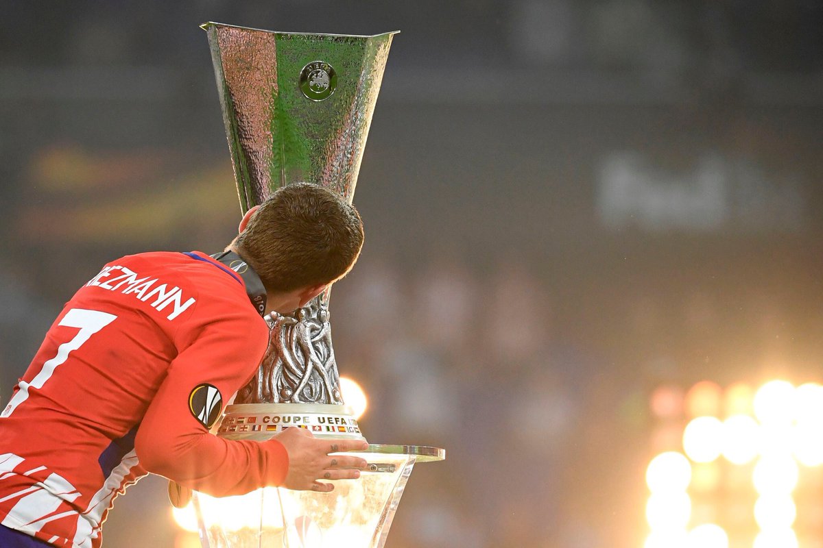 AtArteche's tweet photo. No es el sí al Atleti, sino el no al Barça. Se está haciendo un proyecto a tu medida y estoy muy segura de que lo vas a aprovechar. Ojalá nos des tú ese trofeo que tanto nos odia... Gracias por este regalazo, los anteriores y los que quedan. #GriezmannSeQueda https://t.co/Gount7OTKk