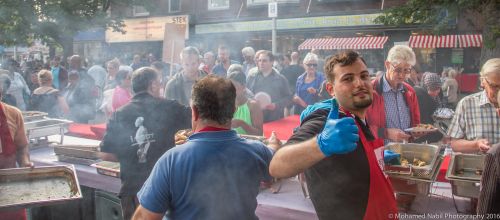 Mooiwelzijn's tweet image. zaterdag 23-06 #buurtbbq #Laak! Dit grootschalige buurt-evenement aan het #Jonckbloetplein wordt alweer voor de 9e keer georganiseerd door Vadercentrum Adam. Alle #buren, #ondernemers en #belanghebbende zijn uitgenodigd.  Aanmelden via info@haagsevaders.nl stichtingmooi.nl/kalender/buurt…