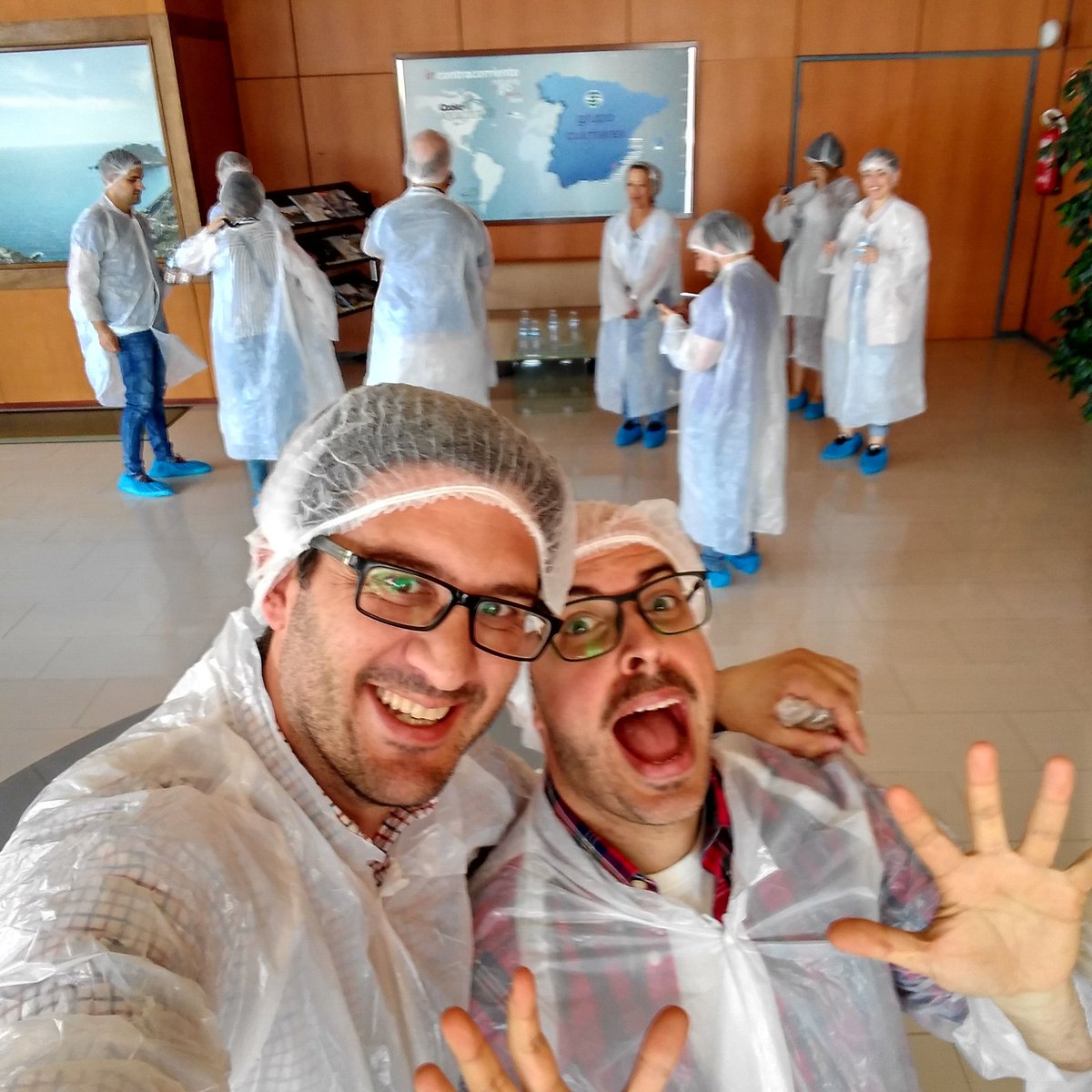Coci_en_Guada's tweet photo. Preparados y equipados para la visita a #culmarex . Empresa para el cultivo y crianza de #lubina, #dorada y #corvina . #CrianzadeNuestrosMares 
Con el gran Tomás de @saberculinario 👌😂😂😉😋
@Nuestros_Mares @Culmarex https://t.co/6bdYLPVD9w