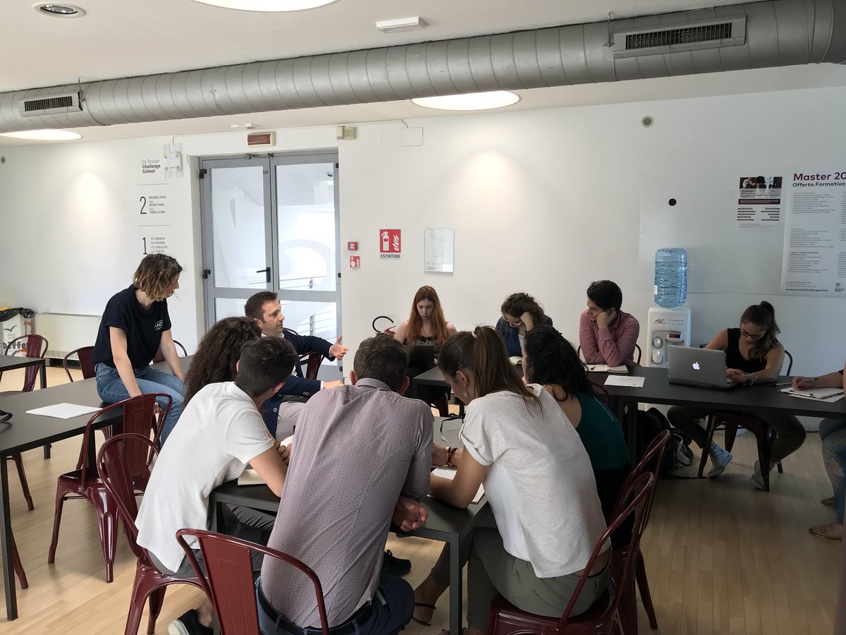 MasterCiboUNIVE's tweet photo. I team intervistano i rappresentanti delle aziende 🗣
#Lattebusche
@RigonidiAsiago 
@BottegaSpa https://t.co/gcBvlP35jf