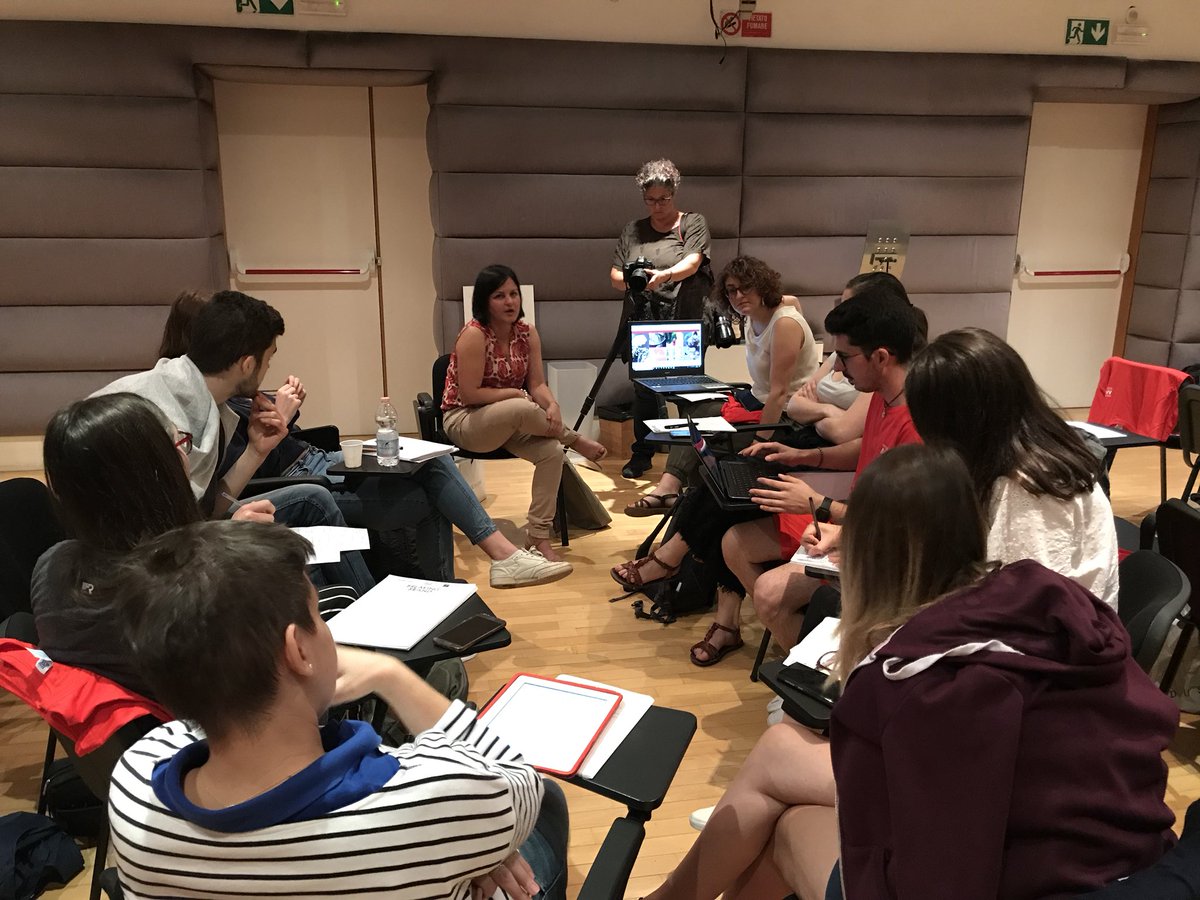 MasterCiboUNIVE's tweet photo. I team intervistano i rappresentanti delle aziende 🗣
#Lattebusche
@RigonidiAsiago 
@BottegaSpa https://t.co/gcBvlP35jf