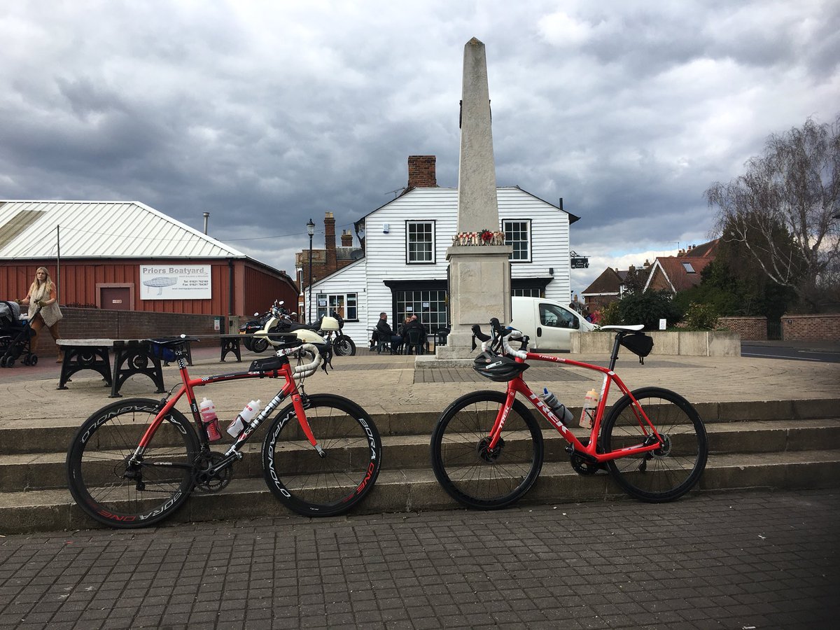 veloss3's tweet photo. Who’s out Sunday morning? @cyclingweekly @ShoeburyNetwork @Shoeburygarriso @ShoeburynessHot @RichardsonsTrek @TdF57 @PaulGreenwayQ https://t.co/d8jyF0AdfG