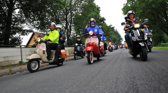 Piaggio_Group's tweet photo. Vespa World Days have landed in #Belfast with Vespa Clubs from 37 countries, 3,000 Vespas of all times registered and thousands more are expected: welcome! https://t.co/tuGBavRCjr #vespaworlddays https://t.co/3lPI31fkxX