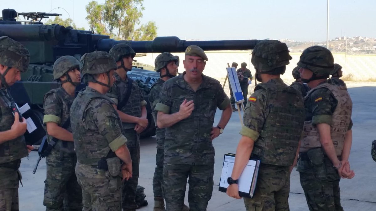 COMGEMEL_ET's tweet photo. El #COMGE pasa revista operativa al #RC10.
Estas revistas permiten al Mando tener un conocimiento directo de la preparación del personal y del estado del material de las Unidades. https://t.co/hPnvvzwRSM