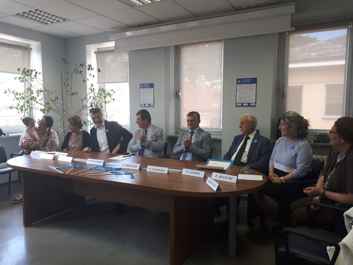 VdAWelfare's tweet photo. Cerimonia di consegna da parte dell'UNICEF della pergamena che riconferma il presidio del Beauregard quale "Ospedale  amico dei bambini" per la promozione, la protezione e il sostegno dell'allattamento. https://t.co/qqY4bq0M7j