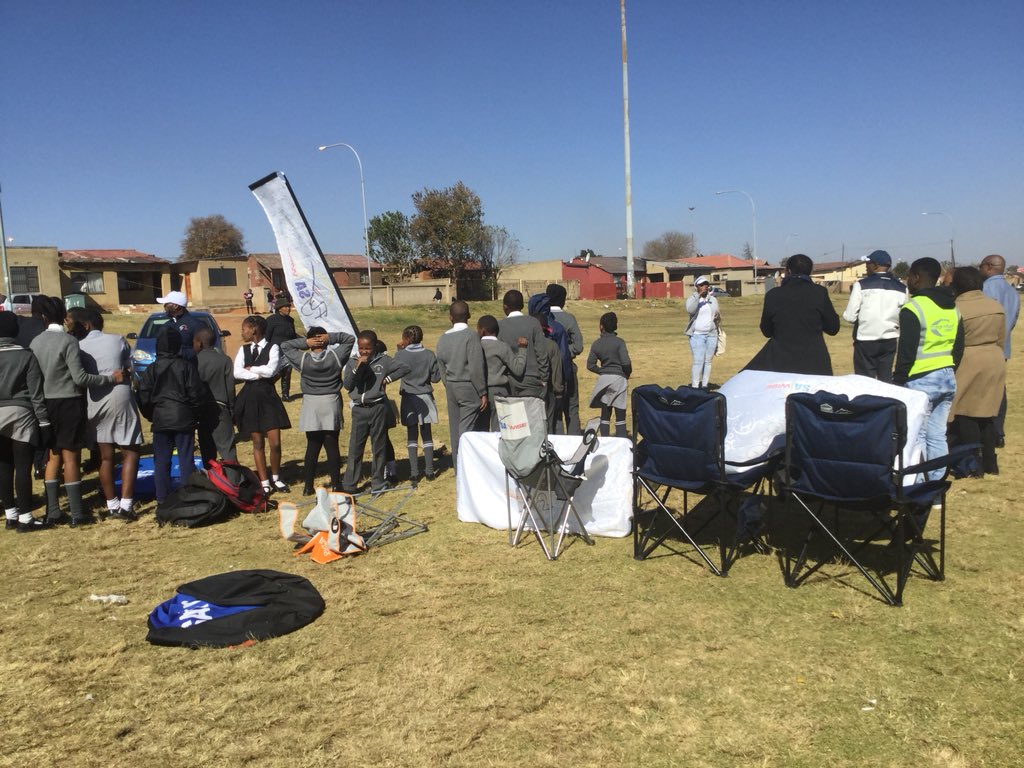 LindiweMatlali's tweet photo. Helicopter ride for the kids and adults abathanda izinto #Africateengeeks #SABCFoundation #FlySAWise #Inspirekidstocode #Aviation https://t.co/jmI7glYN0U