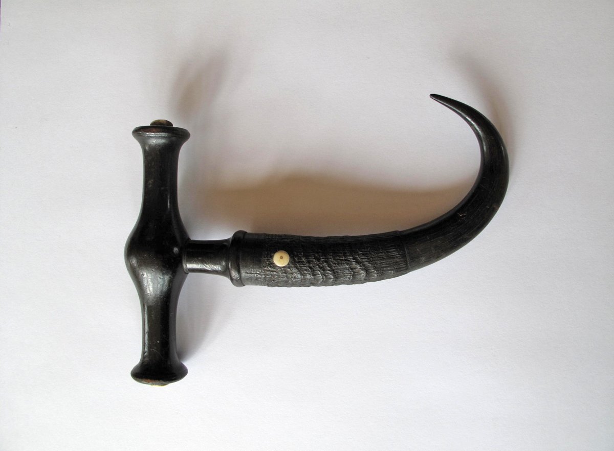 MuseumoftheHome's tweet photo. Our learning team have come across this unusual object in our handling collection. Our curators have been trying to guess what it is! Do you have any thoughts? #mysteryobject #geffryemuseum #guesswhatitis #museummystery #unusualobjects https://t.co/3YKKuu4gDW