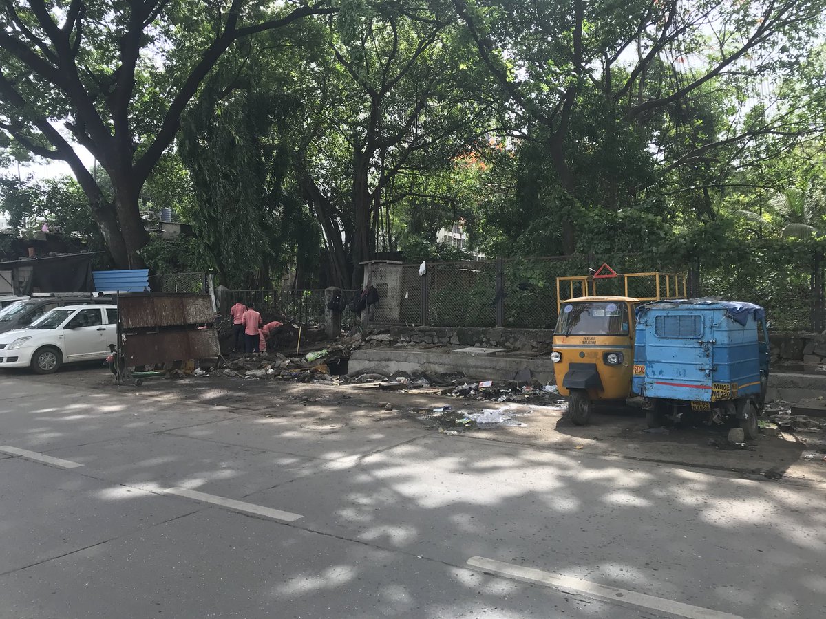 i_dilbert's tweet image. @MCGMswm @MCGM_BMC @KiritSomaiya @ramkadam @MumbaiMirror Sir I voted for you but never expected this in front of the exit gate of kalpataru aura on lbs marg rcity mall. Trucks and cars parked illegally and dumps of garbage.Traffic gets clogged every time.Can you intervene please?