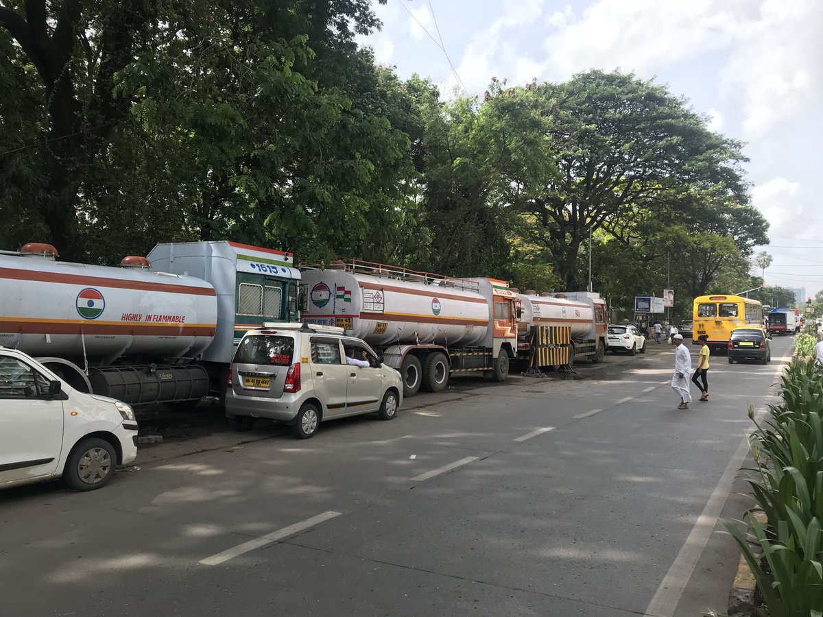 i_dilbert's tweet image. @MCGMswm @MCGM_BMC @KiritSomaiya @ramkadam @MumbaiMirror Sir I voted for you but never expected this in front of the exit gate of kalpataru aura on lbs marg rcity mall. Trucks and cars parked illegally and dumps of garbage.Traffic gets clogged every time.Can you intervene please?