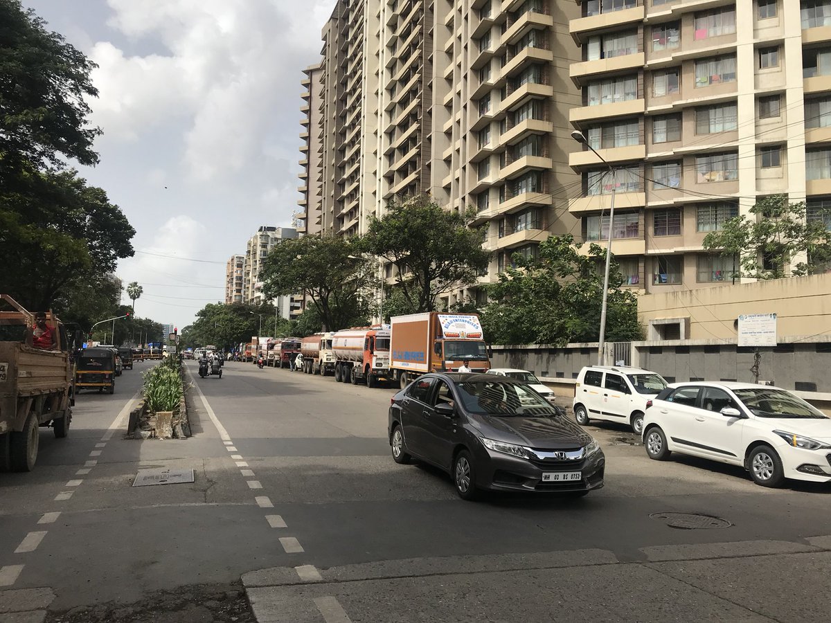 i_dilbert's tweet image. @MCGMswm @MCGM_BMC @KiritSomaiya @ramkadam @MumbaiMirror Sir I voted for you but never expected this in front of the exit gate of kalpataru aura on lbs marg rcity mall. Trucks and cars parked illegally and dumps of garbage.Traffic gets clogged every time.Can you intervene please?