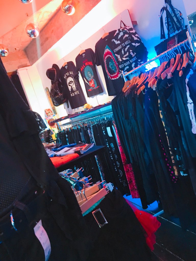 れんちょんぴ 国際通りにあるパンク ゴシック バンギャが好きそうな服置いてるrawでっせ 主にsex Potとdrughoney置いてるよ 可愛いのとかいっぱいあるよ 店長も気さくで優しいよ 多分通販で買うよりは安いはず 送料とか含めた値段 れんちょんぴ 国際通りにあるパンク ゴシック バンギャが好きそうな服置いてるrawでっせ 主にsex Potとdrughoney置いてるよ 可愛いのとかいっぱいあるよ 店長も気さくで優しいよ 多分通販で買うよりは安いはず 送料とか含めた値段