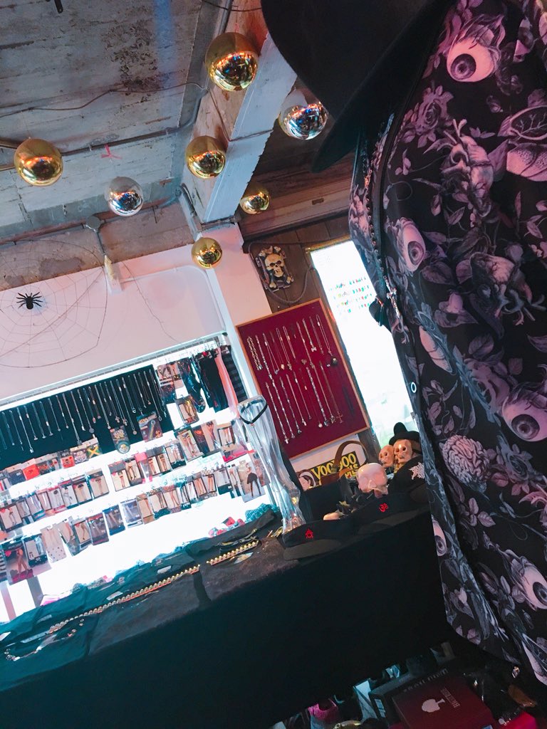 れんちょんぴ 国際通りにあるパンク ゴシック バンギャが好きそうな服置いてるrawでっせ 主にsex Potとdrughoney置いてるよ 可愛いのとかいっぱいあるよ 店長も気さくで優しいよ 多分通販で買うよりは安いはず 送料とか含めた値段