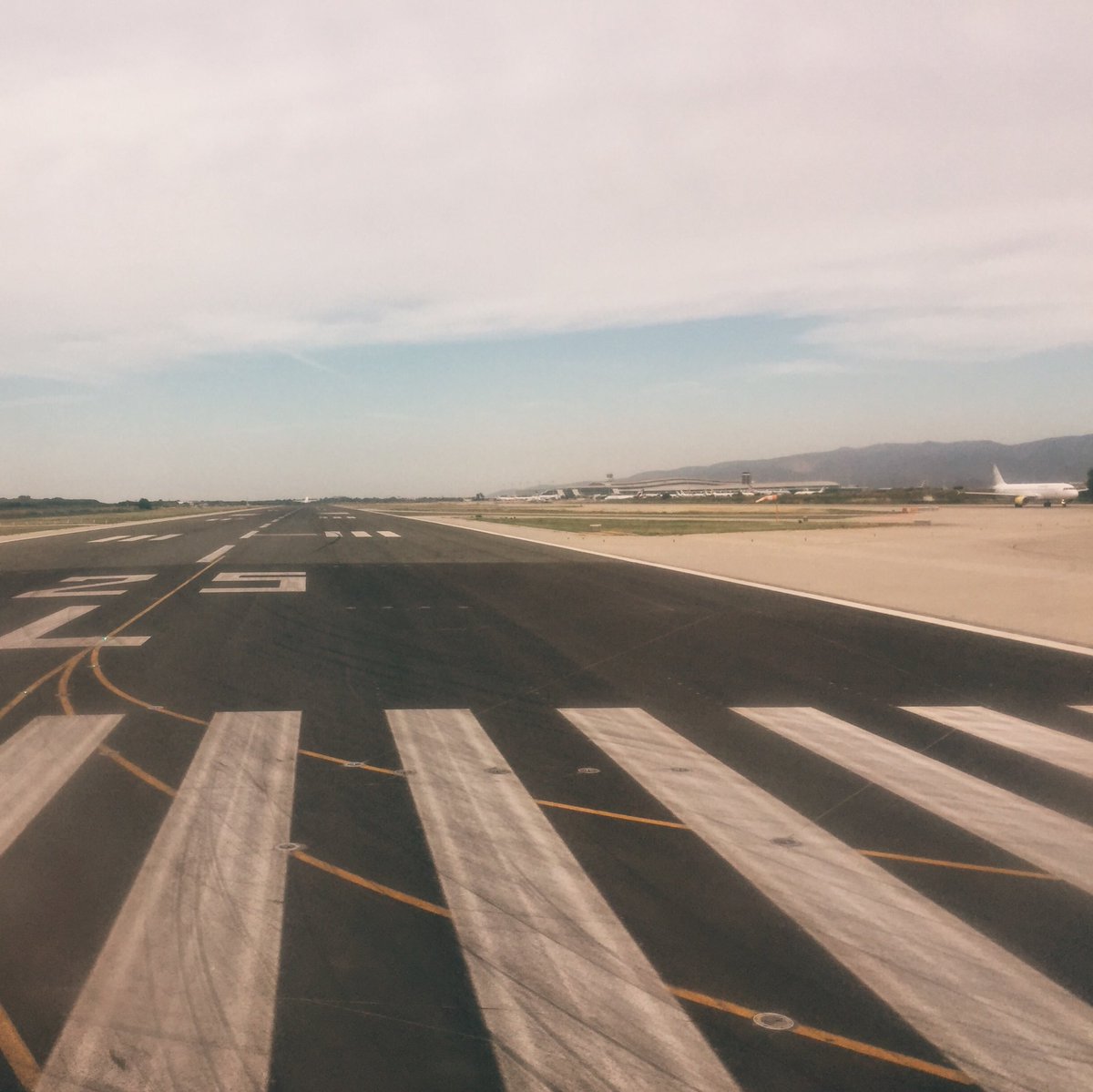 HadleyStudio's tweet photo. Returning home #travel #photographer @BrusselsAirport @FlyingBrussels #brusselsairlines https://t.co/YcnLJuTZ33