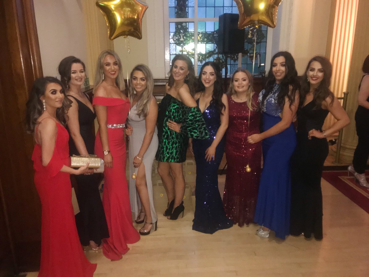 What about this beautiful bunch 😍great night at @YE_NI 💕 <a href="/pink_elephantCo/">The Pink Elephant</a> can I be this age again please 👋🏼🙏 #YENI18NI