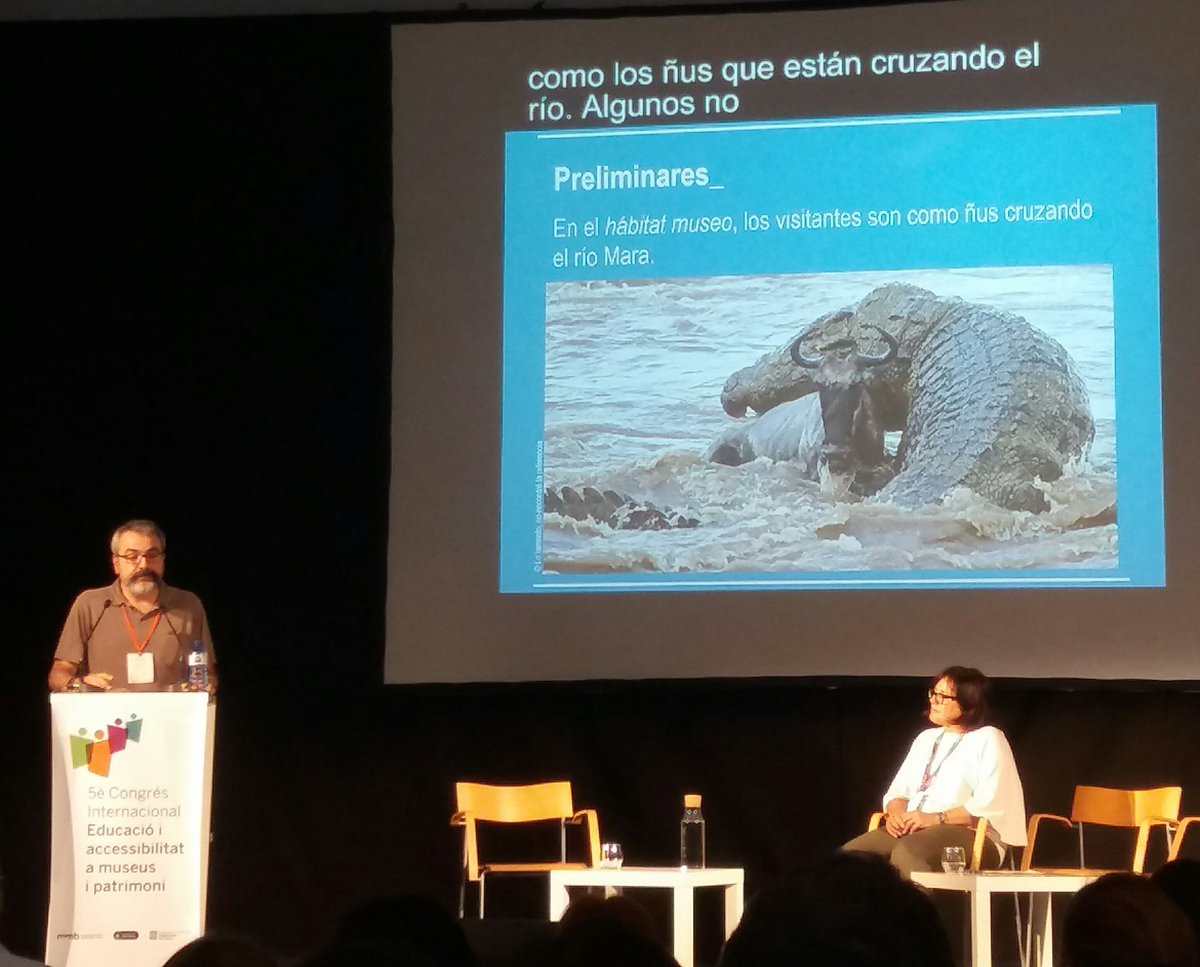 Cartel.les, textos de sala, senyalèctica... Tremenda conferència amb molt #humor i #crítica de <a href="/SantosMMateos/">Santos M. Mateos</a> per fer-nos veure coses molt bàsiques però menyspreades i poc cuidades encara a dia d'avui. #congresoaccesibilidad <a href="/congresoeamp/">Congreso Internacional Accesibilidad Museos</a> <a href="/MuseuMaritim/">Museu Marítim</a>