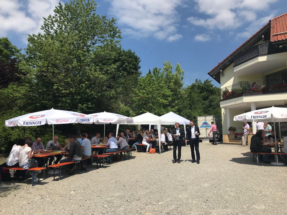 CernerDE's tweet photo. Mahlzeit! Unsere Gäste stärken sich mit Leberkäse und Käsespätzle für die Nachmittagsworkshops... Und das Wetter passt auch... #SWKT18 https://t.co/uWN43FrjR5