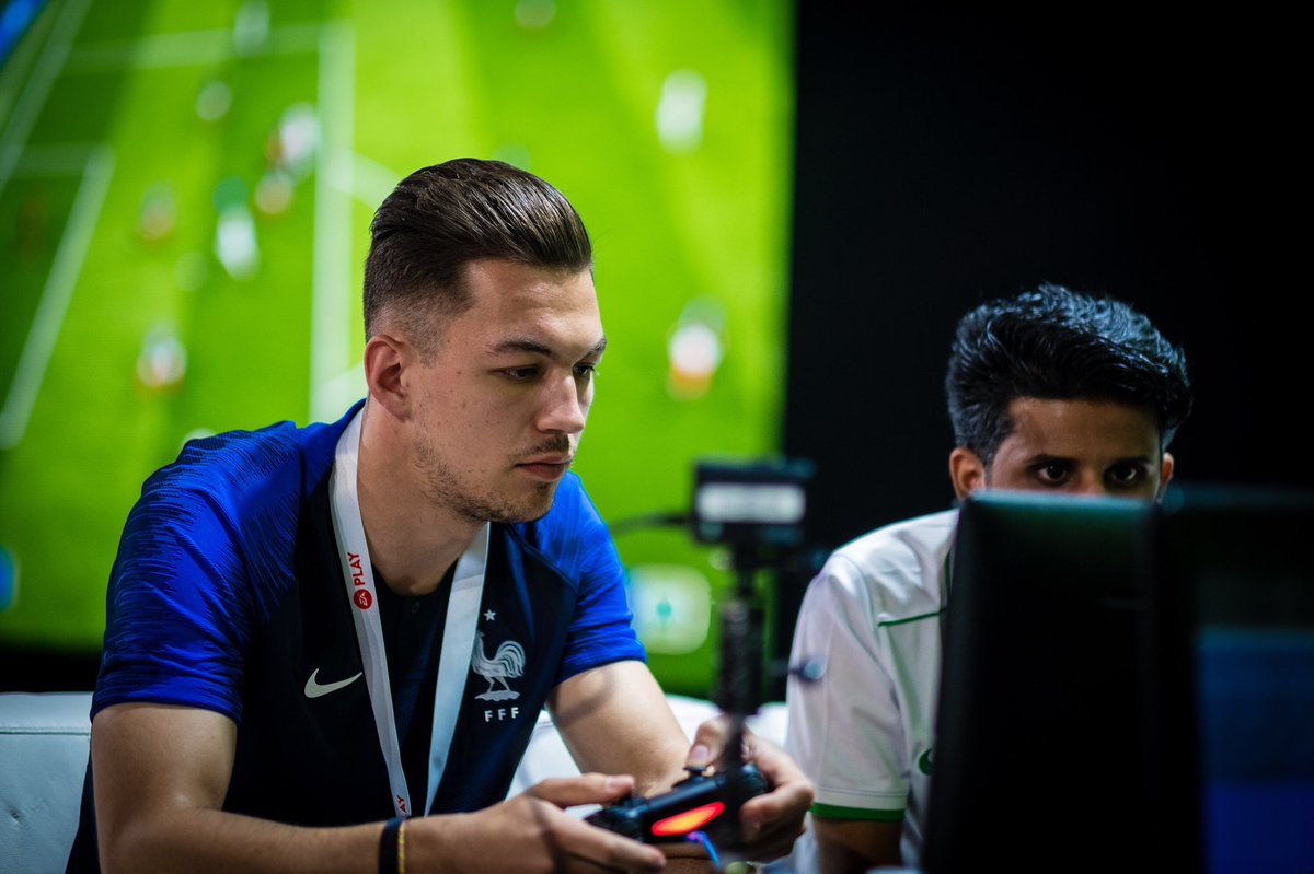 ArseneF5's tweet photo. De retour en France après cette superbe semaine à l’#EAPLAY2018 &amp; un titre remporté lors de la coupe du monde Youtubeurs 🇫🇷🏆, un grand merci @EA_FIFA_France @EASPORTSFIFA !! 🙏 https://t.co/SmyMtJUcO7