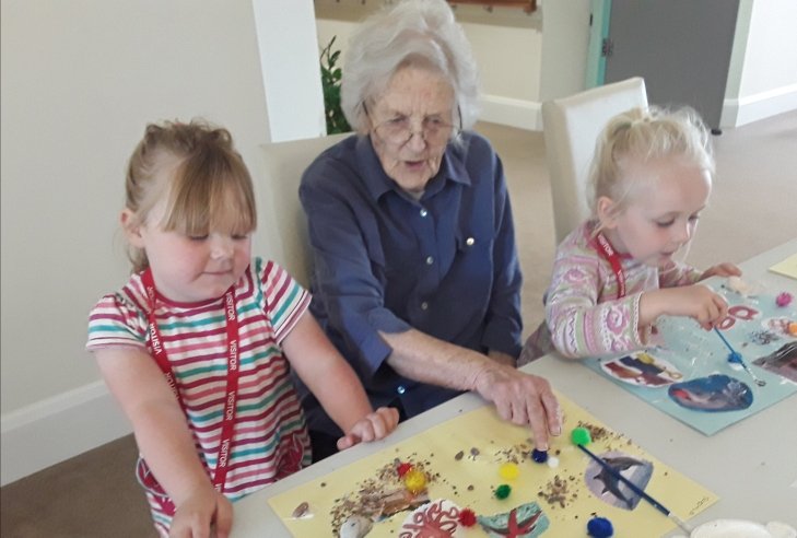 GreenTreeCt's tweet image. This week our residents got arty with the pre-schoolers from Chestnut Nursery. Our regular weekly sessions are real proof of the huge benefits of bringing together young and old to learn and play together! @ExeterEYFS @TheExeterDaily @Exeter_Hour