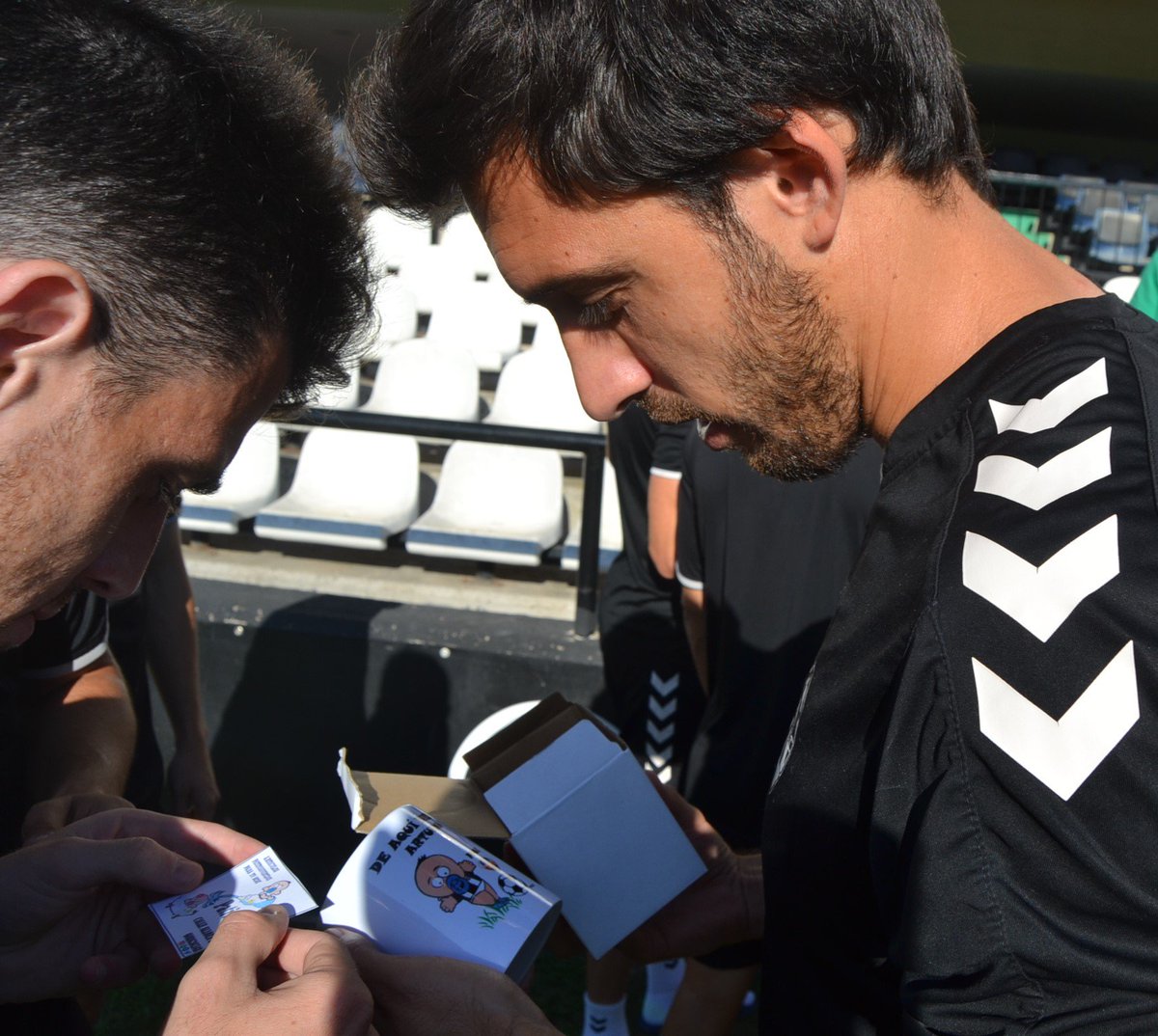 CDCastellon's tweet photo. 🍵 | Antes de partir hacia Vizcaya, la plantilla del @CD_Castellon ha recibido unas tazas un poco peculiares 😉
#EsNuestraPasión
#PPO https://t.co/qgMqfU7Akf