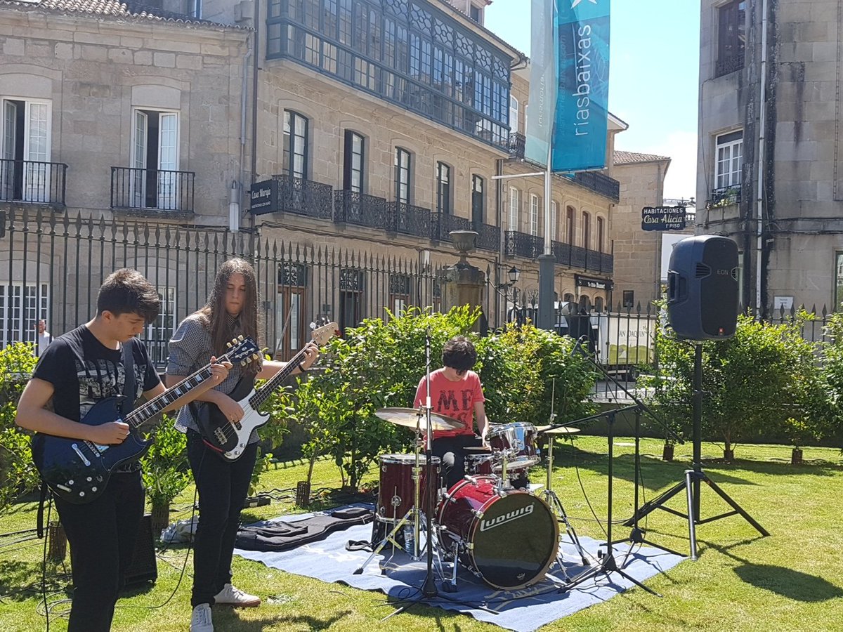 turisriasbaixas's tweet photo. #EstáPasando Arranca la presentación de los #RíasBaixasFests con la actuación en directo de #ComboJazz del Conservatorio @Mayeusis_
#SomosHistorias https://t.co/NjfMVS1SBr