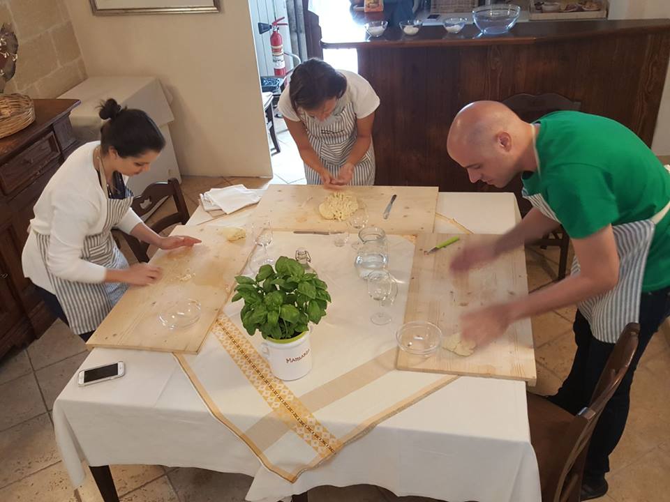 Piove e non sai cosa fare? Scopri su artpuglia.com i tour in cantina, i laboratori di pasta e focaccia e molto altro ancora. 

🇬🇧 It's raining and you don't know what to do? Discover on artpuglia.com cellar tours, pasta and focaccia workshops and much more