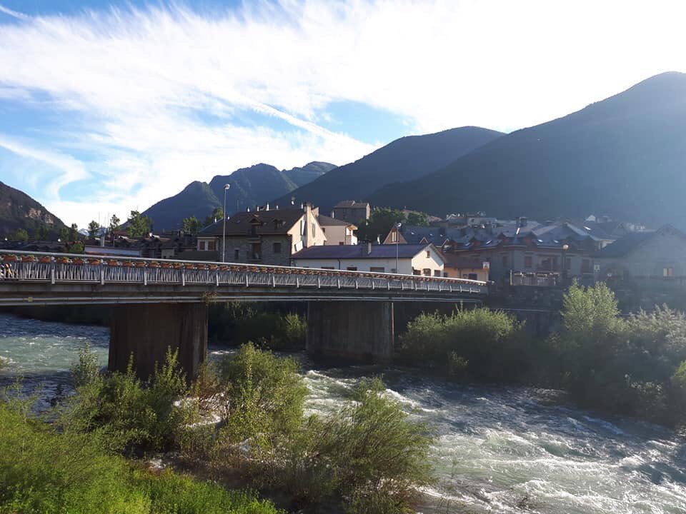 pzbaldetena's tweet photo. Espectacular esta el puente de Biescas. Muchísimas gracias a Paco Navas, por hacer realidad un deseo,y al equipo del Taller de empleo por su gran trabajo. Ahora poder disfrutarlo todo el verano... #BIESCAS vía #NuriaPargada https://t.co/Z0QTdEW9NR