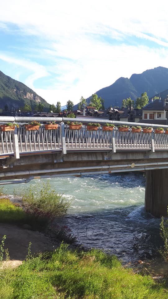 pzbaldetena's tweet photo. Espectacular esta el puente de Biescas. Muchísimas gracias a Paco Navas, por hacer realidad un deseo,y al equipo del Taller de empleo por su gran trabajo. Ahora poder disfrutarlo todo el verano... #BIESCAS vía #NuriaPargada https://t.co/Z0QTdEW9NR